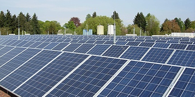 Das Foto zeigt die Solaranlage auf der Omnibushalle in Darmstadt (Foto: ENTEGA AG)