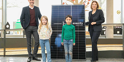 Hier sehen Sie von links nach rechts Hannovers Oberbürgermeister Belit Onay, Elli und Nikolai von der Schul-Energie-AG sowie enercity-CEO Dr. Susanna Zapreva