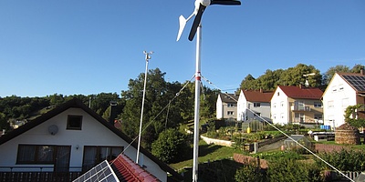 Das Bild zeigt das Kleinwindrad auf dem Dach des Energiehaus.
