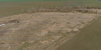 Hier sehen Sie eine Luftaufnahme der Bauarbeiten für die Solarfreiflächen-Anlage in Groeningen