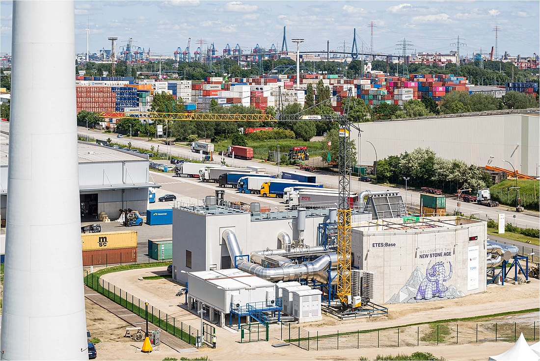 Siemens Gamesa betreibt in Hamburg-Altenwerder einen Hochtemperatur-Speicher mit Vulkangestein, der vor Allem Strom aus Windparks und auch Solaranlagen thermisch speichert und später rückverstromt. (Foto: Siemens Gamesa)