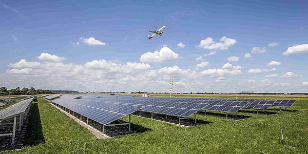 Das Foto zeigt die Solar-Module auf dem Flughafen in Stuttgart (Foto: Flughafen Stuttgart GmbH)