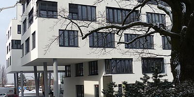 Das Bild zeigt den Bürokomplex von außen.