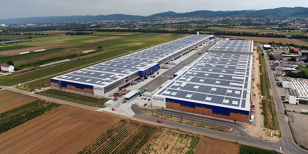 Hier sehen Sie eine Luftaufnahme des Logistikzentrums in Heddesheim, inklusive Solaranlage