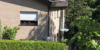 Das Bild zeigt das Wohnhaus von außen.