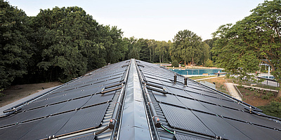 Das Bild zeigt die Solar-Kollektoren auf dem Freibad Kiebitzberge.