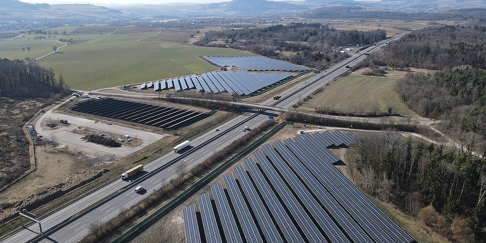Das Bild zeigt den EnBW-Solarpark Rumisbohl
