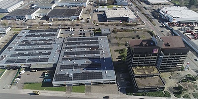 Dieses Bild zeigt die Solaranlage auf dem Flachdach des Piepenbrock Hauptsitzes in Osnabrück aus der Vogelperspektive (Bild: Piepenbrock Unternehmensgruppe GmbH + Co. KG)