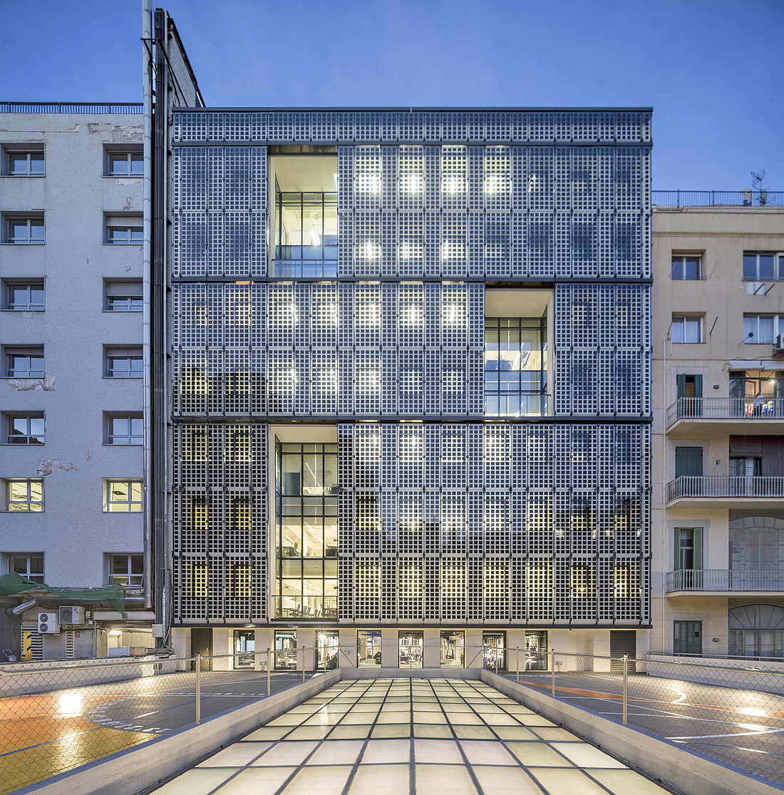 Foto einer BIPV-Fassade einer Büroimmobilie mit transparenten Modulen mit sichtbaren PV-Zellen
