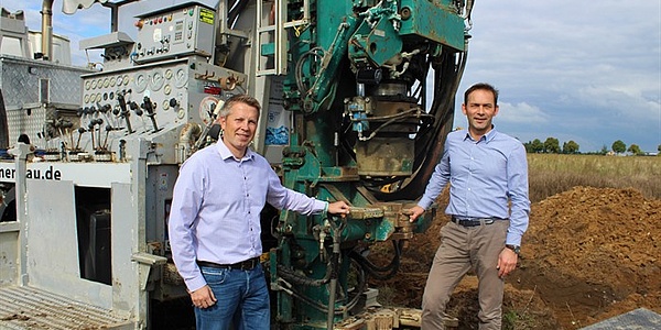 Am 20. September 2021 machten sich Harald Gründel, Projektleiter der Avacon Natur (links), und Nachhaltigkeitsdezernent Markus Moßmann ein Bild von der Test-Erdwärmebohrung. (Foto: Hansestadt Lüneburg)