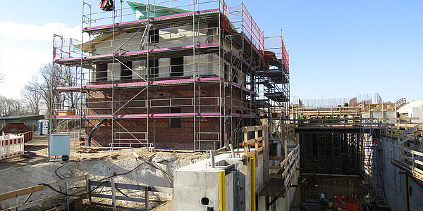Das Bild zeigt das Gebäude in der Bauphase (Bildrechte: Nds. Landesbetrieb für Wasserwirtschaft, Küsten- und Naturschutz / Kosch)