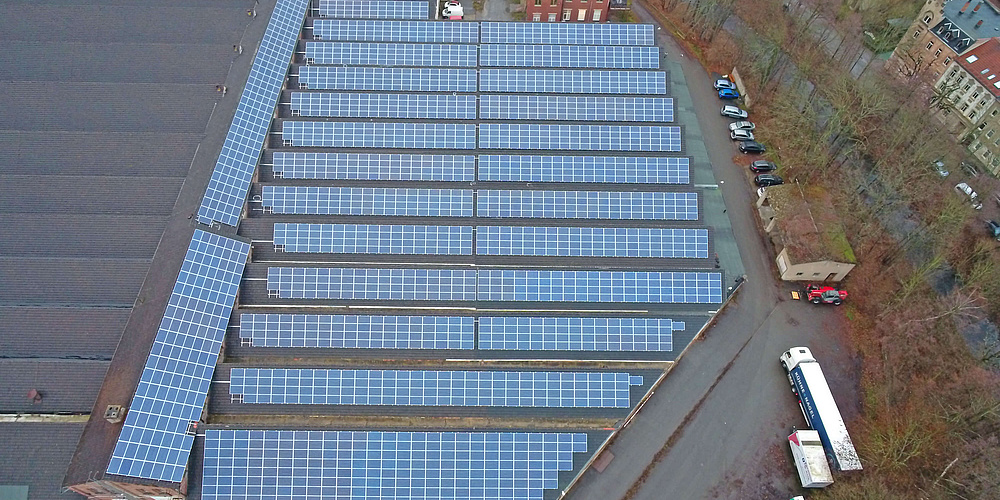 Hier sehen Sie eine Luftaufnahme der Solaranalge auf dem Dach der alten Jute-Spinnerei in Weida