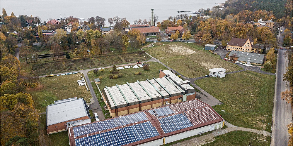 Hier sehen Sie die Solaranlage auf den Dächern der Wasserwerke Beelitzhof in Berlin