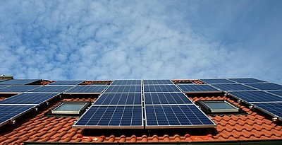 Das Bild zeigt eine Solaranlage
