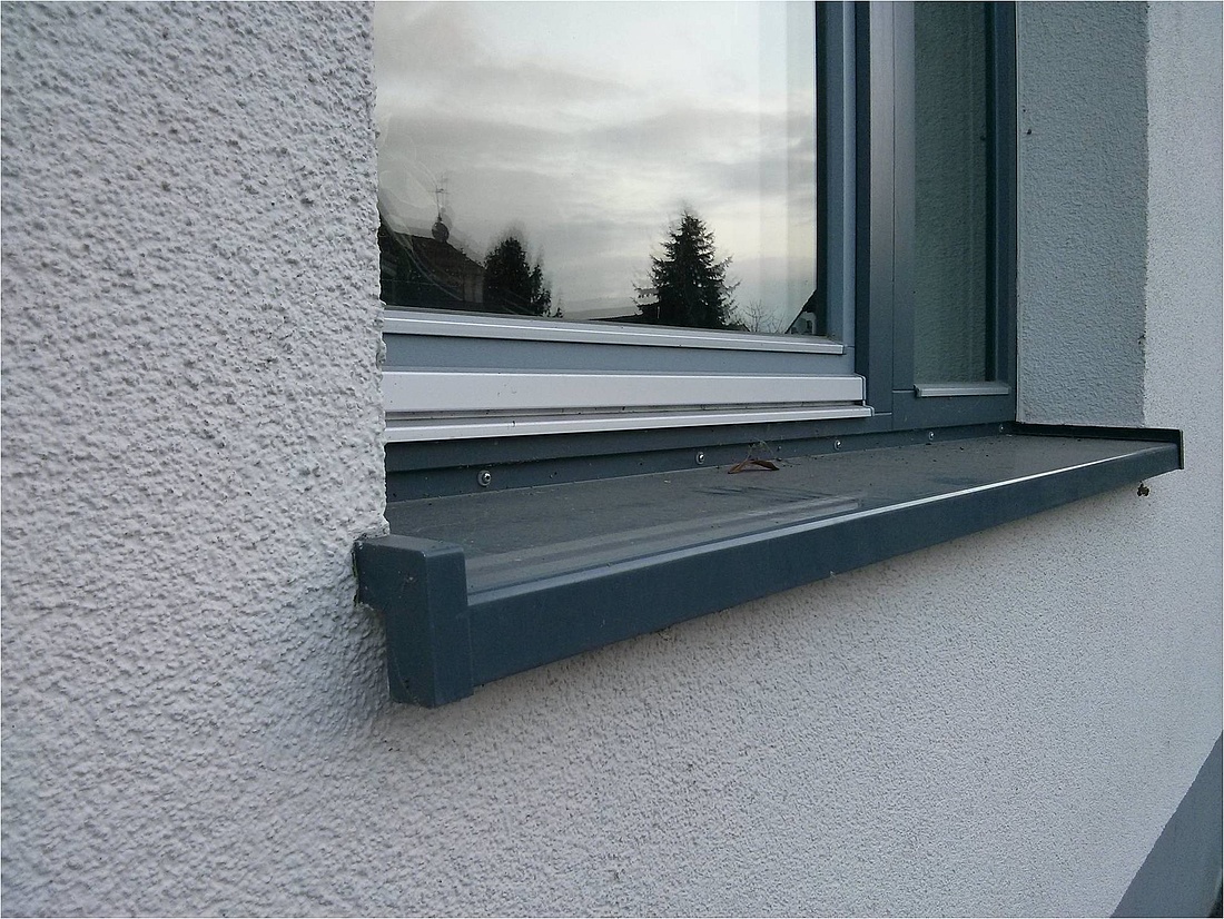 Fensterbänke sollten im Verbund mit WDVS ein typisches 5-Grad-Gefälle aufweisen, um Regenwasser abzuführen. (Foto: energie-experten.org)