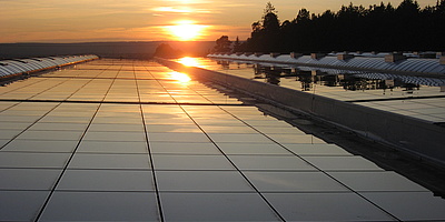 Das Bild zeigt die Solaranlage auf dem Dach der Weinmann Nach GmbH.