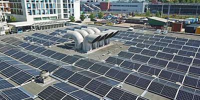 Hier sehen Sie die Solaranlage auf der Kantine der Kieler Stadtwerke