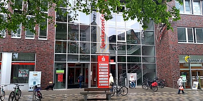Das Bild zeigt das Kreissparkassen-Center in Bergedorf von außen.