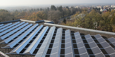Hier sehen Sie die Solaranlage auf dem Rudolf-Rempel-Berufskolleg in Bielefeld