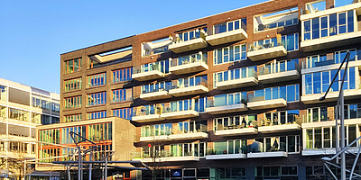 Das Haus 4 Am Kaiserkai 15 in Hamburg (links im Bild) nutzt eine solarthermische Anlage für die zentrale Brauchwasserbereitung. (Foto: energie-experten.org)