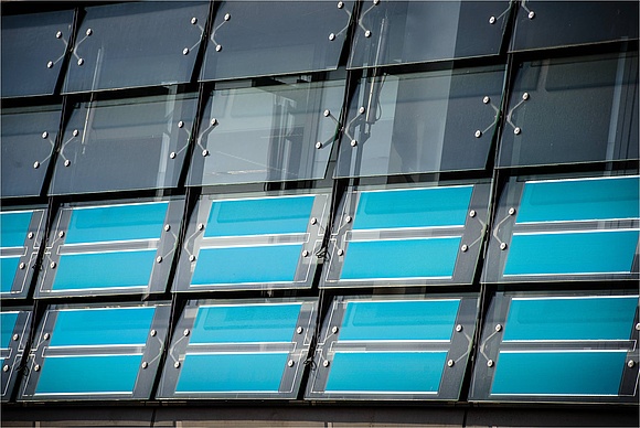 Mit der transparenten Variante von Heliatek’s flexibler organischer Solarfolie kann das Einsatzgebiet um Fenster bzw. verglaste Fassaden zur Energiegewinnung für energieneutrale umweltfreundlichere Gebäude deutlich erweitert werden. (Foto: Heliatek GmbH)