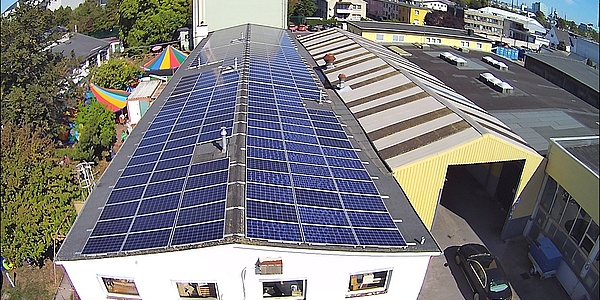 Das Bild zeigt das Gebäude der Emmaus Gemeinschaft mit der Solaranlage von oben.