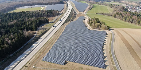 Hier sehen Sie eine Luftaufnahme des Solarparks Rottenbach