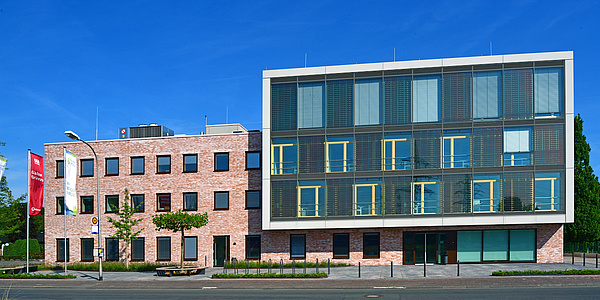 Das Bild zeigt die Solarfassade eines Verwaltungsgebäudes