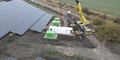 Drohnenbild des Solarparks im thüringischen Henschleben während der Installation des PV-Stromspeichers (Foto: NATURSTROM AG)