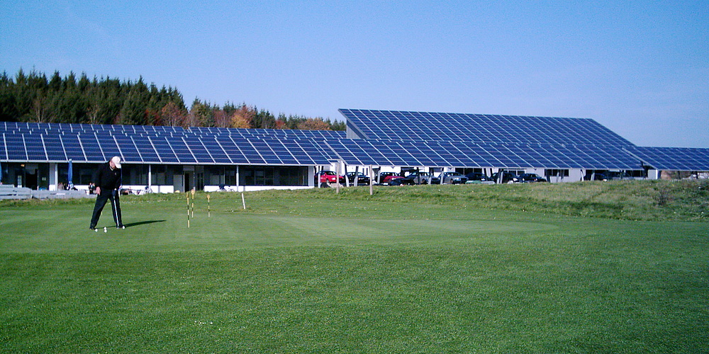 Hier sehen Sie die PV-Anlage auf dem Parkplatz des Golfplatzes Bad Saulgau