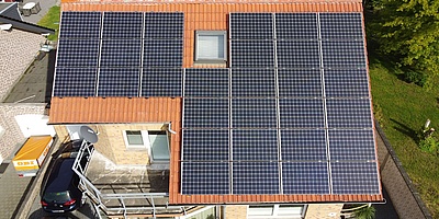 Hier sehen Sie die Solarmodule auf dem Dach des Einfamilienhauses in Heinsberg