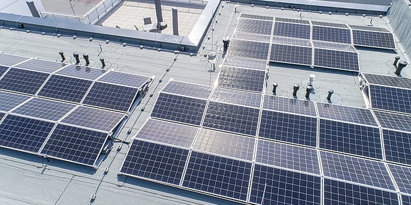Hier sehen Sie die Photovoltaikanlage auf dem Dach der Seniorenresidenz Alexandersfeld in Oldenburg
