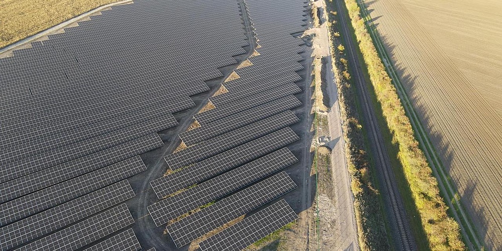 Das Bild zeigt ein Luftbild des Solarparks Henschleben