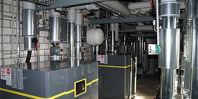 Das Bild zeigt einen Blick auf die Wärmepumpen-Heizzentrale von Depenbrock.