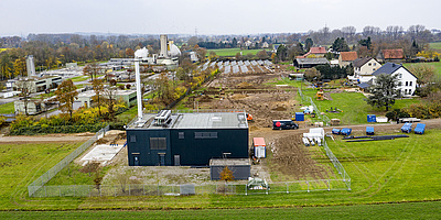 Das Klärwerk Lemgo (hinten links), das Blockheizkraftwerk (vorne) und die im Bau befindlichen Solarthermieanlage (hinten mittig). (Foto: Michael Reimer/ Stadtwerke Lemgo)