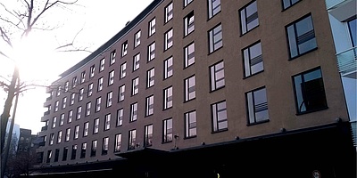 Das Bild zeigt das "The George"-Hotel in Hamburg-St. Georg von außen.