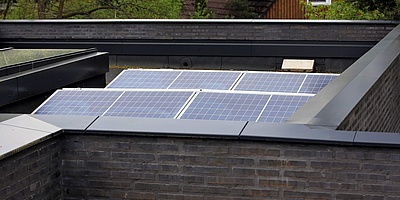 Das Bild zeigt die Photovoltaikanlage auf dem Dach der Stadtvilla.