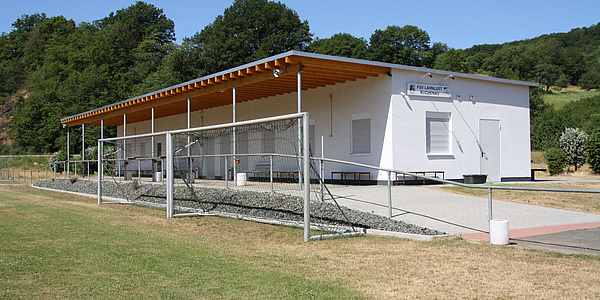 Das Bild zeigt das Vereinsheim des FSV Buchenau.