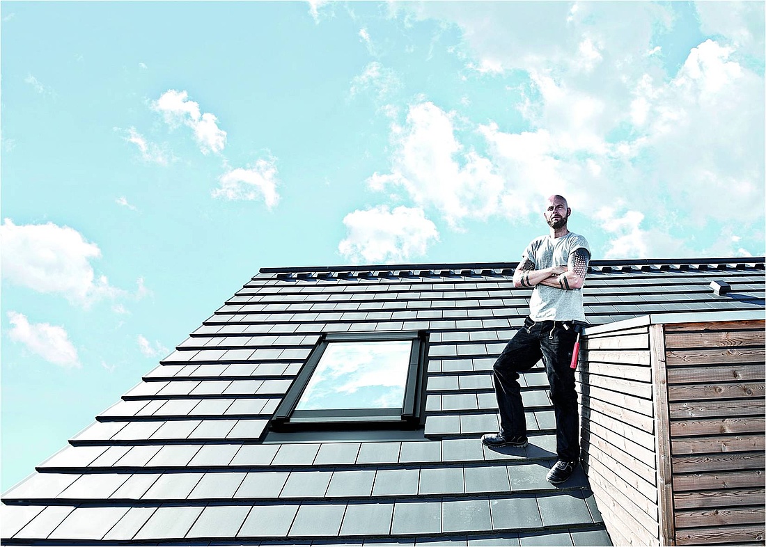 Aufgrund der "Sowieso-Kosten" beim Eindecken das Daches, lohnt es sich, alte Dachfenster auszutauschen oder neue - hier die neue Dachfenstergeneration RotoQ - zu integrieren. (Foto: Roto Dach- und Solartechnologie GmbH)