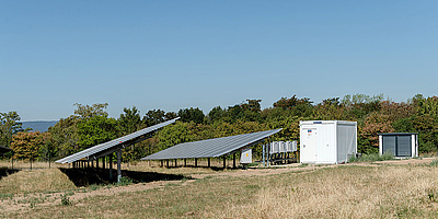 Das Bild zeigt den Solarpark in Niestetal