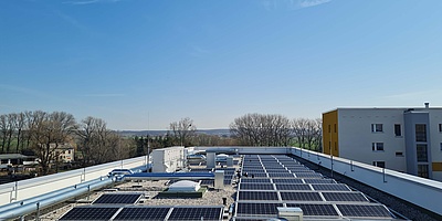 Blick auf die Solaranlage auf dem Flachdach des Mehrfamilienhauses im Albert-Mücke-Ring in Meißen (Foto: SEEG Service GmbH)