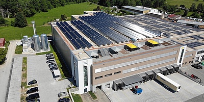 Das Bild zeigt Deutschlands aktuell größte Solarthermie-Dachanlage 