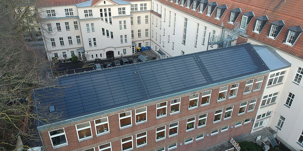 Blick auf die dachintegrierte PV-Anlage auf dem denkmalgeschützten Gebäude der Außenstelle Bergbau und Energie der Bezirksregierung Arnsberg in Dortmund.