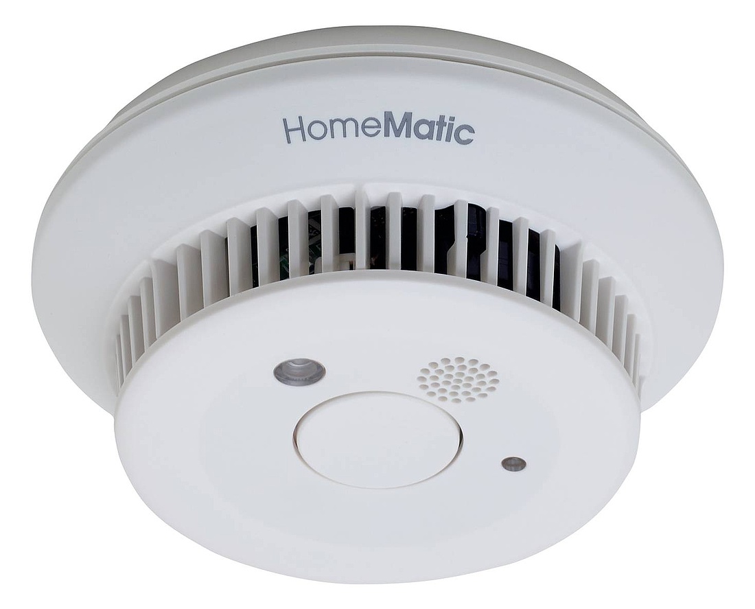 Der HomeMatic Funk-Rauchmelder mit VDS- und Q-Label kann mit weiteren Meldern desselben Typs vernetzt werden, sodass im Brandfall alle Warnmelder Alarm schlagen. (Foto: HomeMatic / eQ-3 AG)