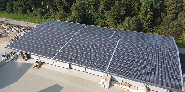 Hier sehen Sie eine Luftaufnahme der Solaranlage auf dem Dach von Wartner Holzbau