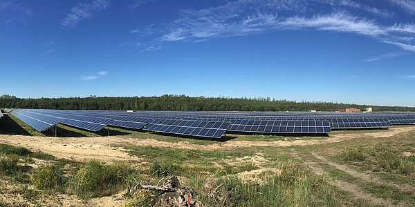 Das Bild zeigt den Solarpark Pritzen in Drebkau.
