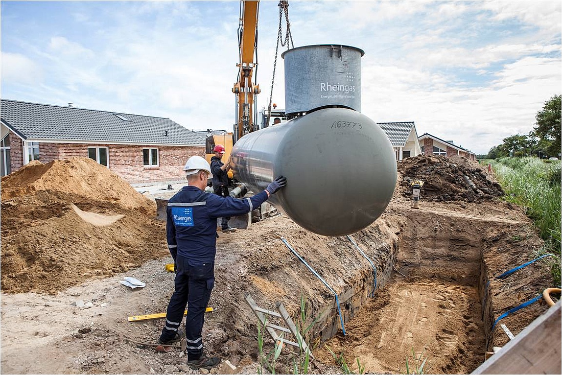 Einlagerung eines Flüssiggastanks von Propan Rheingas zur Energieversorgung einer Ferienhaussiedlung in Dagebüll. (Foto: Propan Rheingas GmbH & Co. KG / Thomas Schäkel)