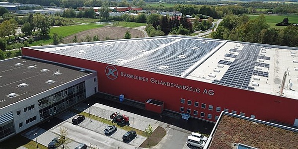 Blick auf die Solaranlage auf dem Flachdach von Kässbohrer in Laupheim