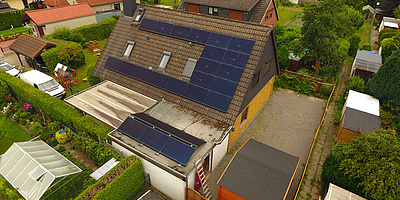 Das Bild zeigt das Haus mit der Solaranlage.