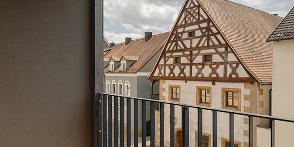 Das Bild zeigt einen Balkon eines Mehrfamilienhauses in Auerbach